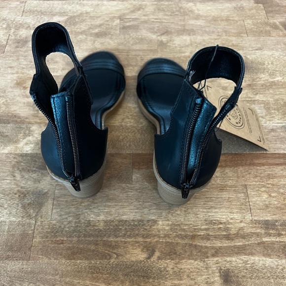 NWT Women’s Frye and Co. Zaki Heeled Ankle Strap Vegan Leather Sandals Size 9 - Picture 3 of 5